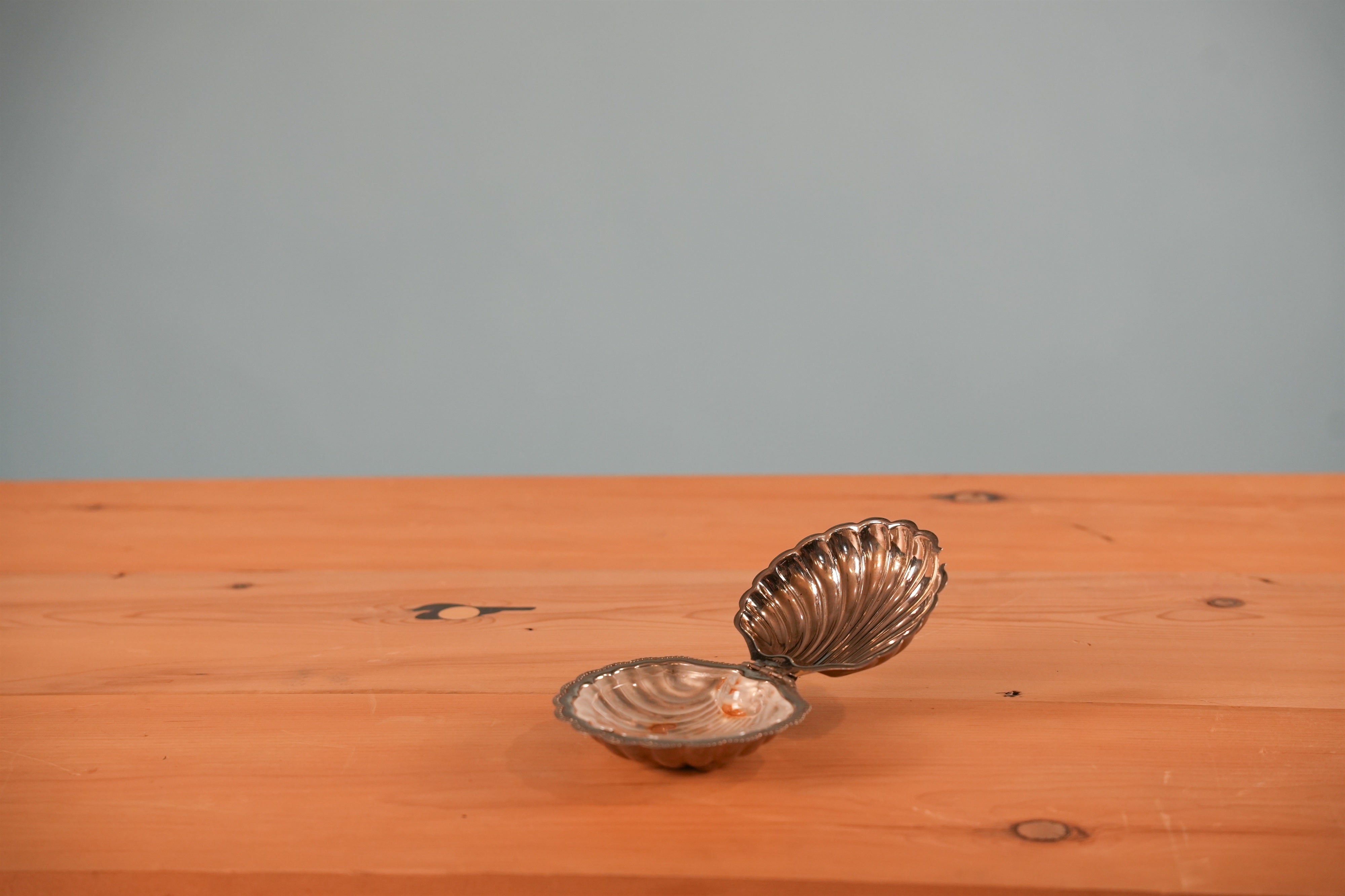 silver-clamshell-ashtray-02