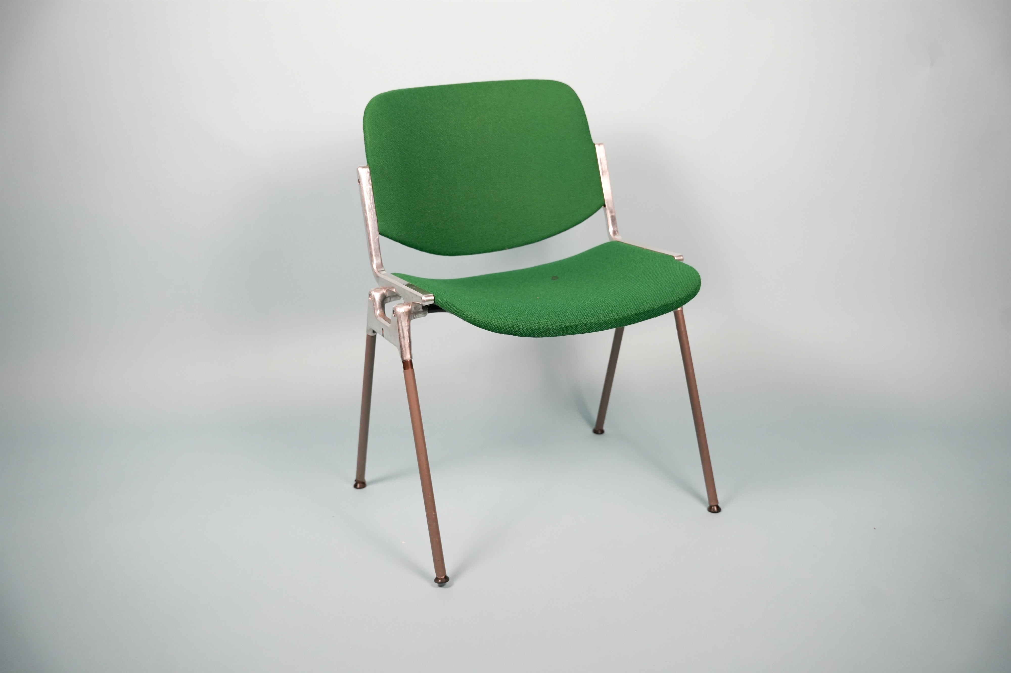 green-stacking-chair-02
