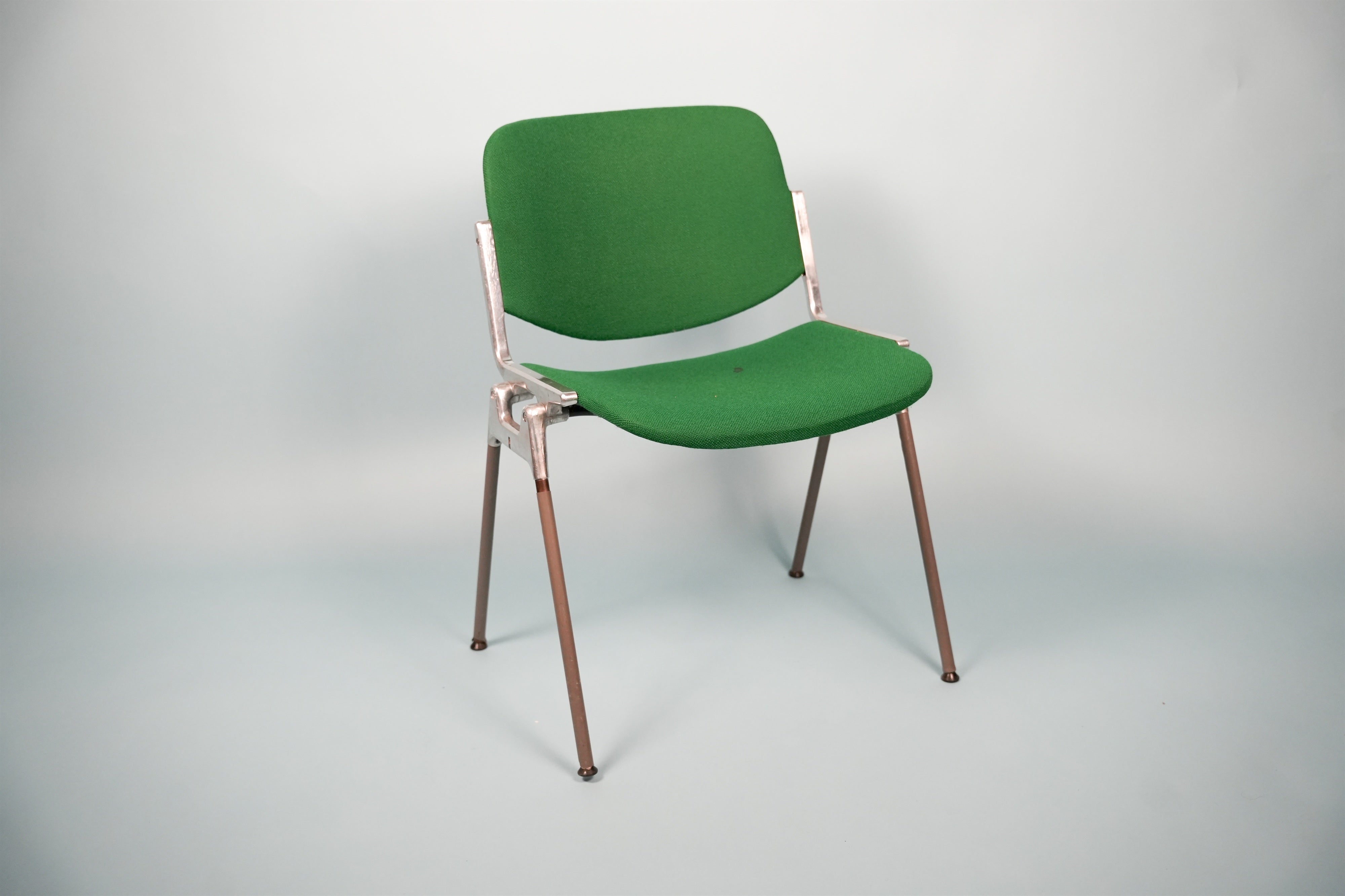 green-stacking-chair-02