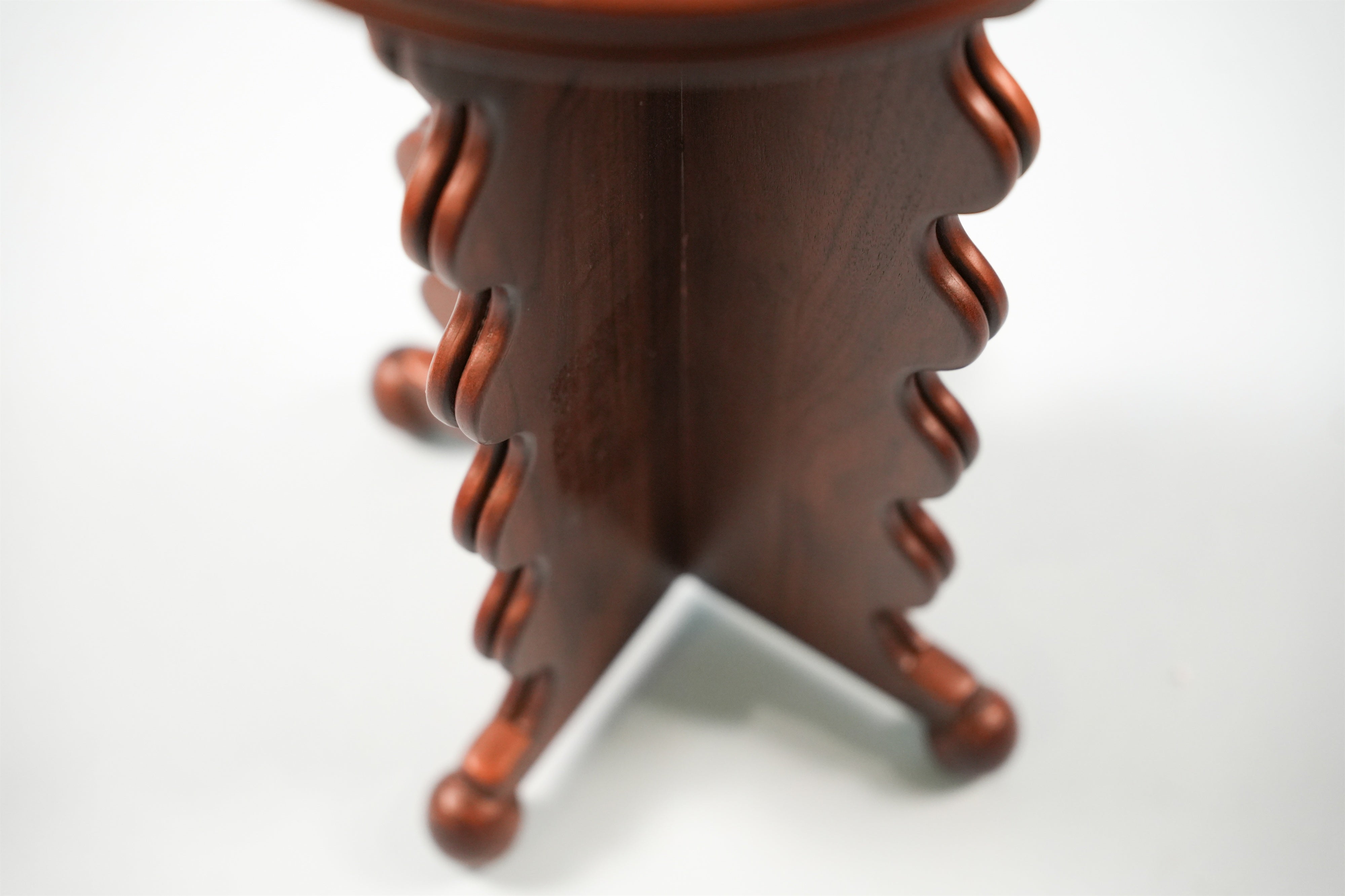 scalloped-pedestal-side-table-08