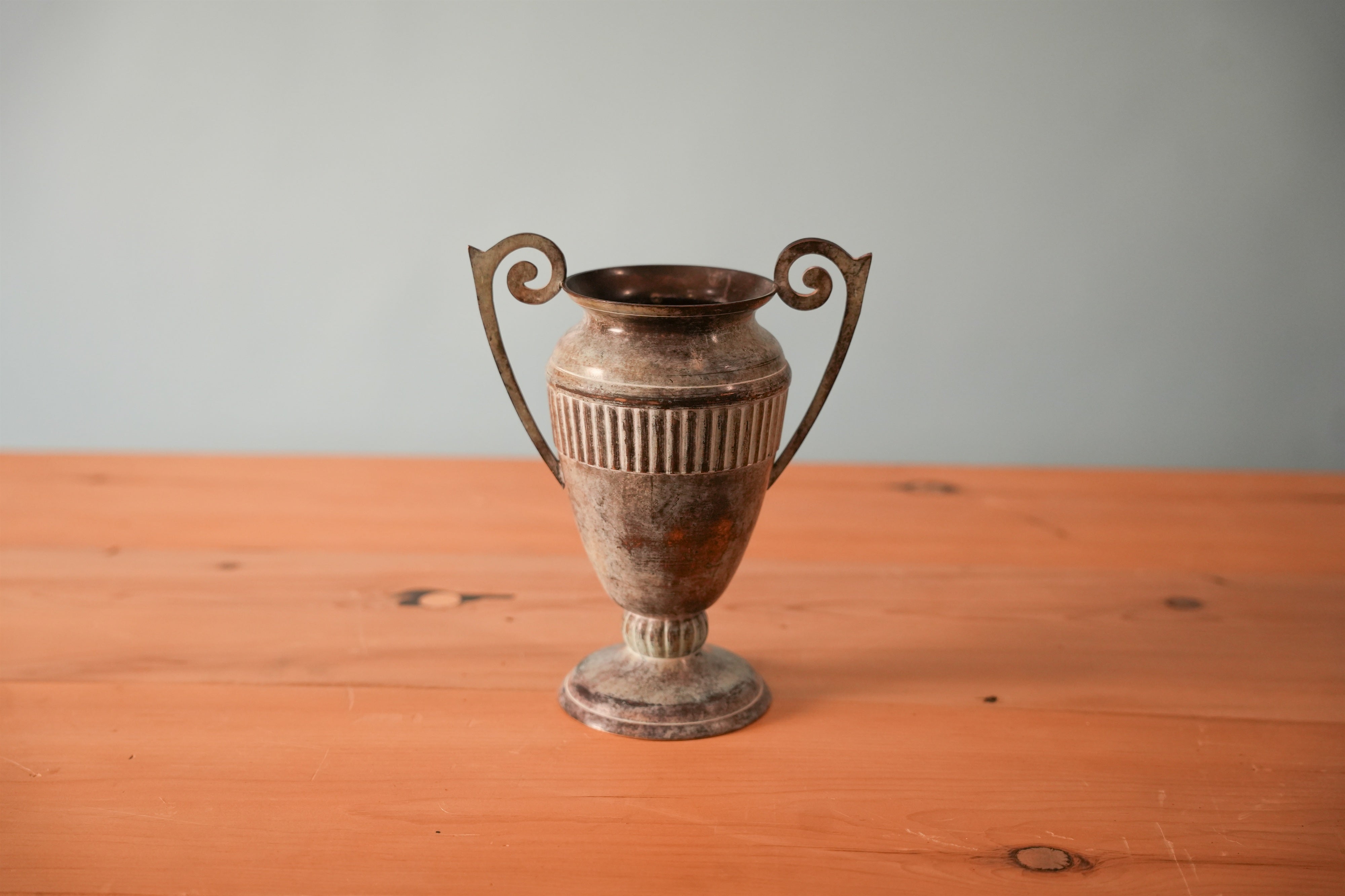 silver-trophy-urn-vase-02