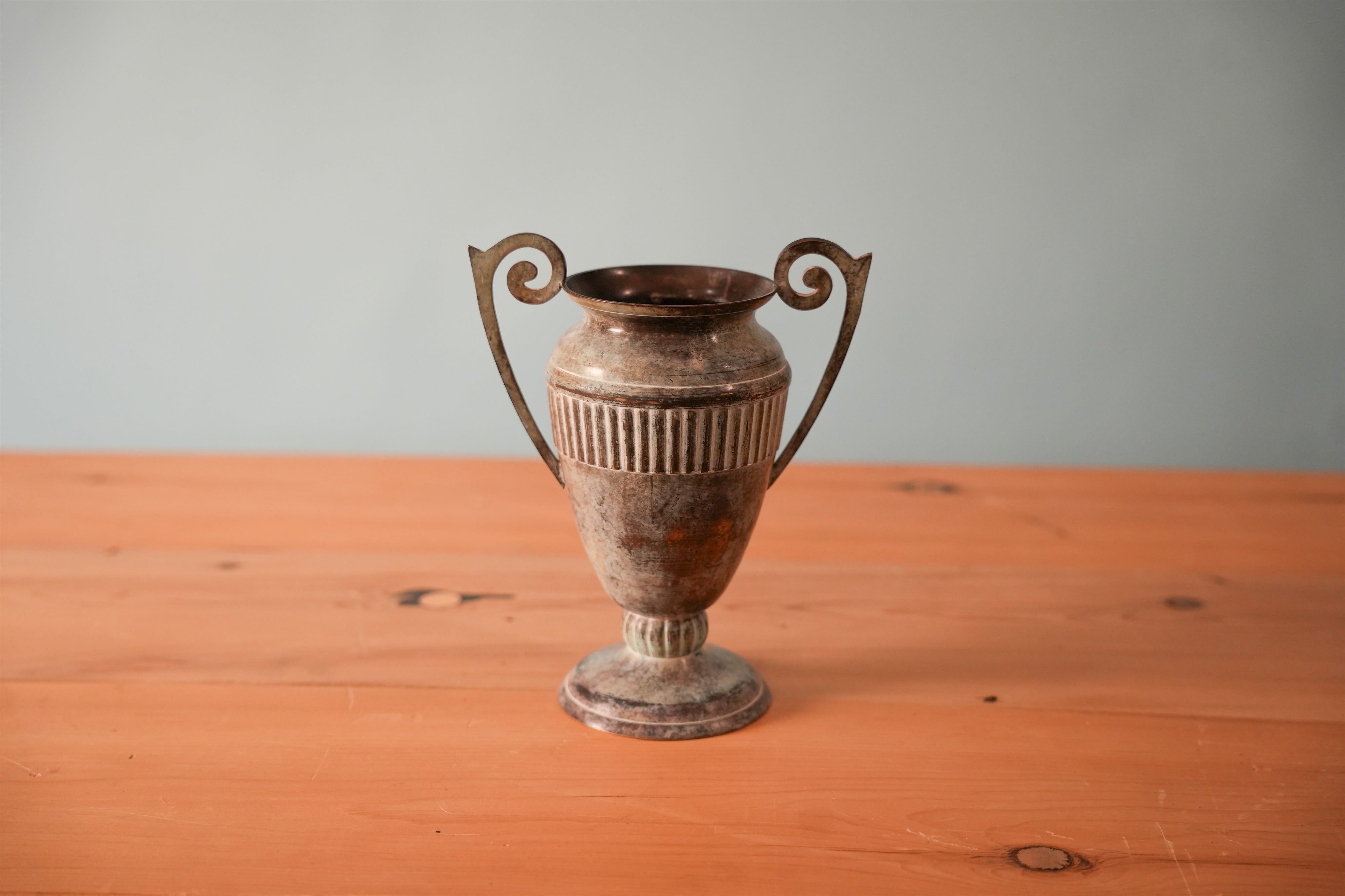 silver-trophy-urn-vase-02