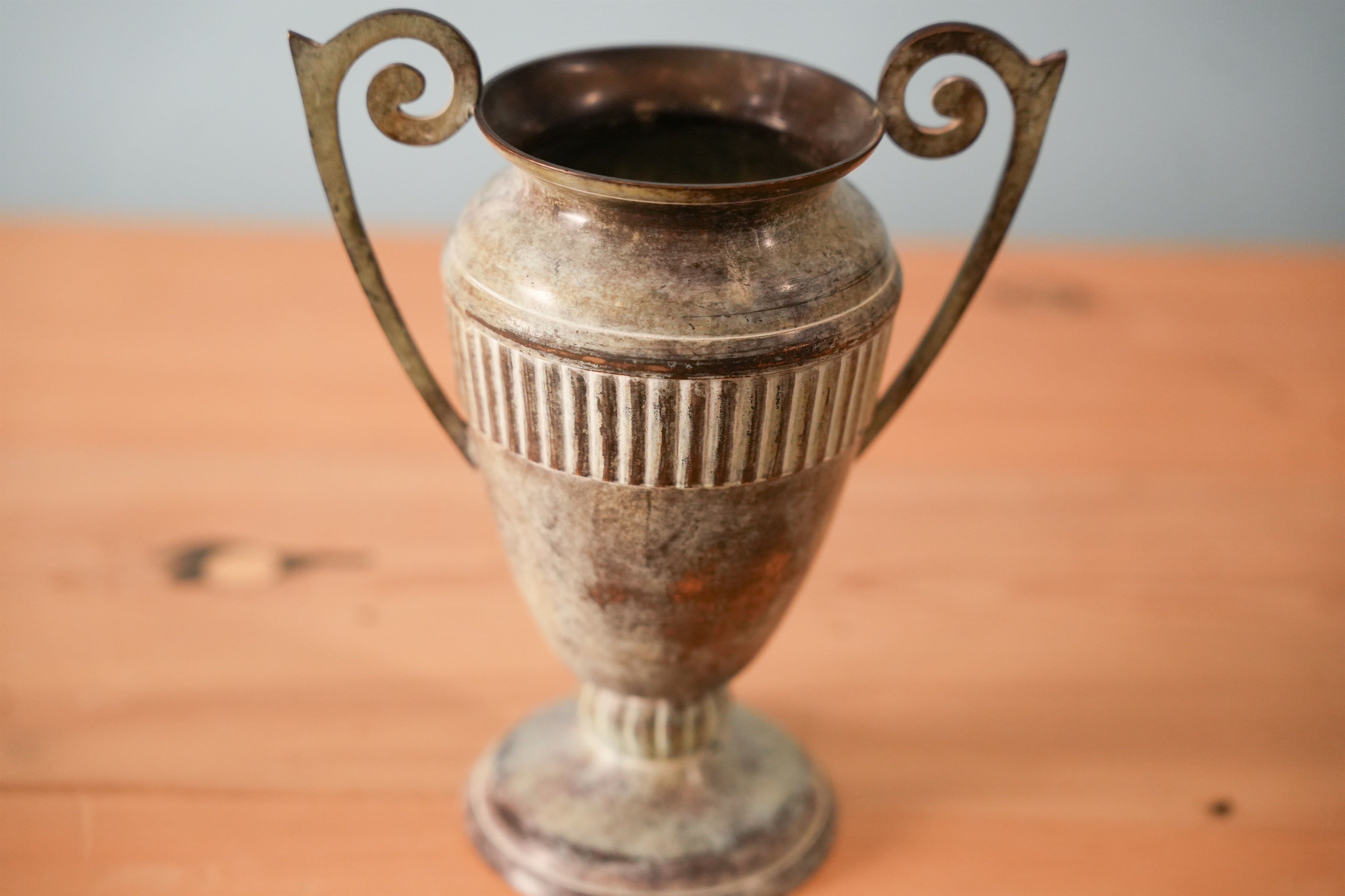 silver-trophy-urn-vase-03