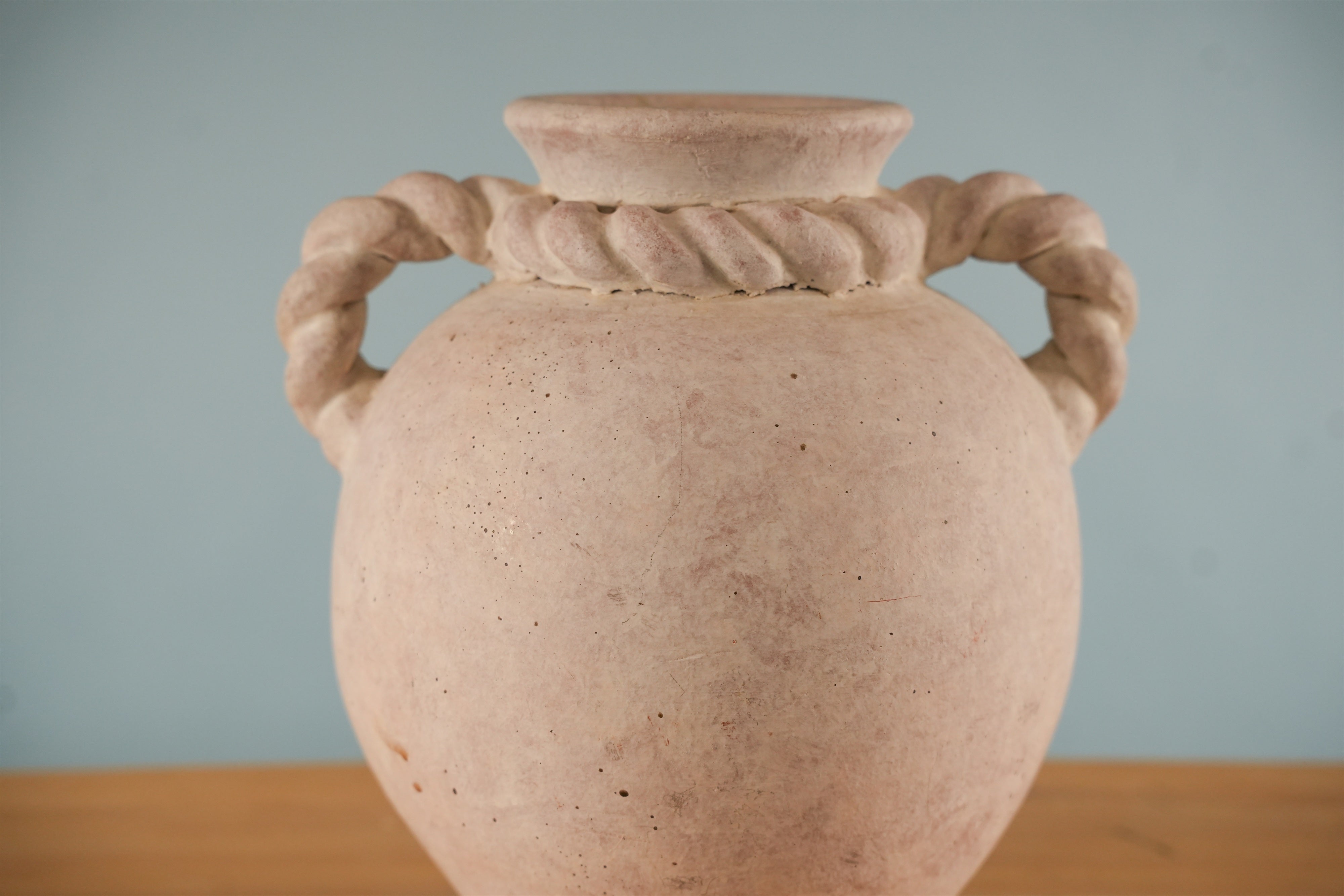 stoneware-rope-handle-urn-vase-03