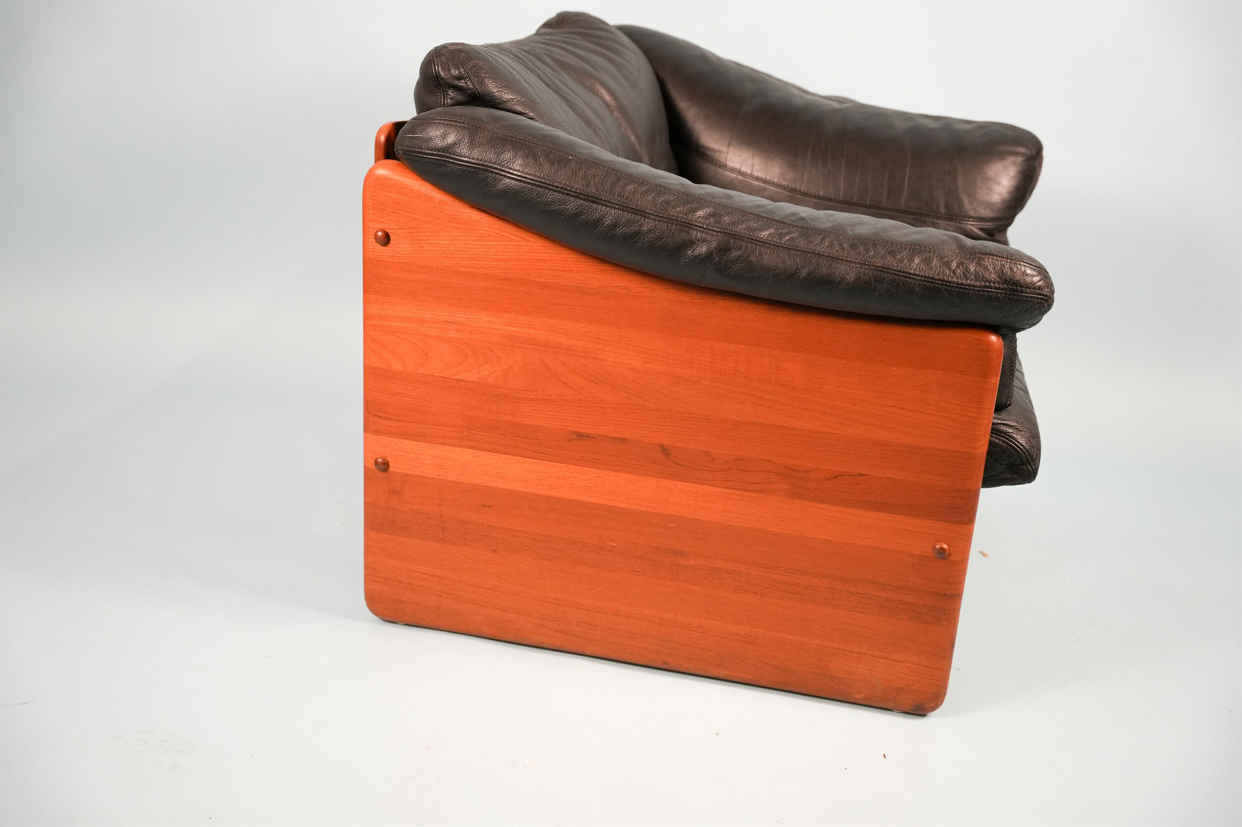 teak-black-leather-lounge-chair-010