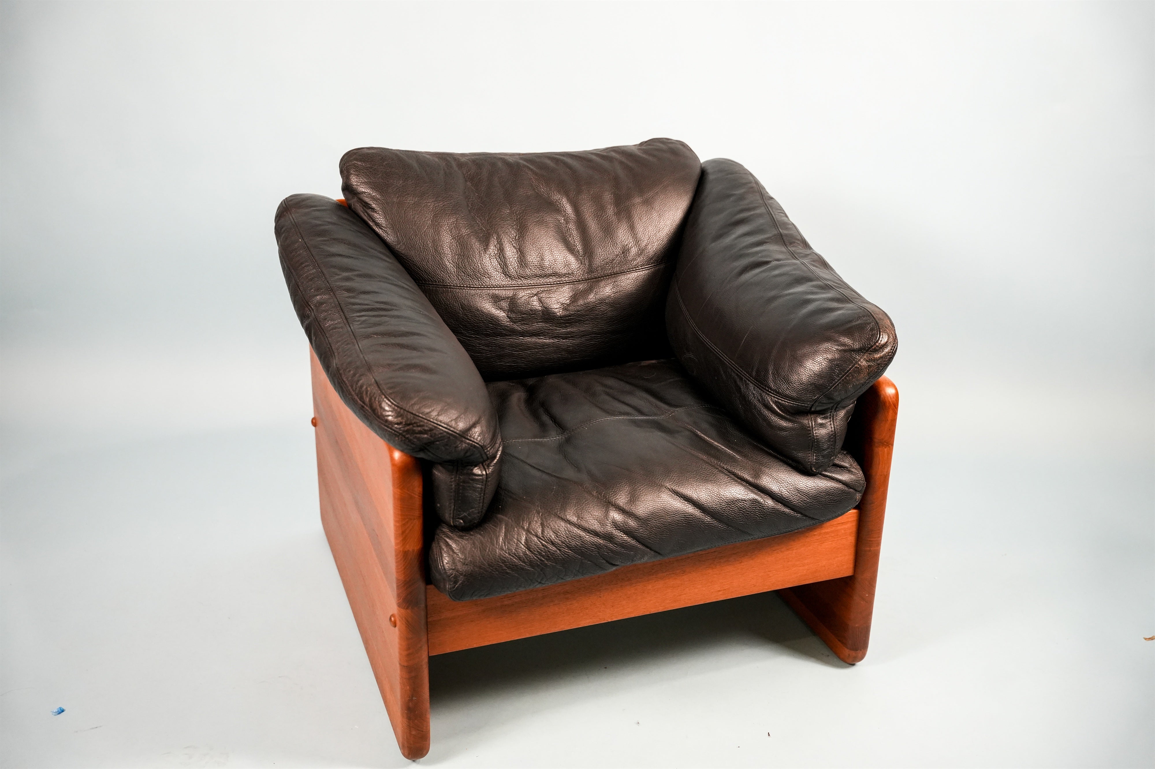 teak-black-leather-lounge-chair-03