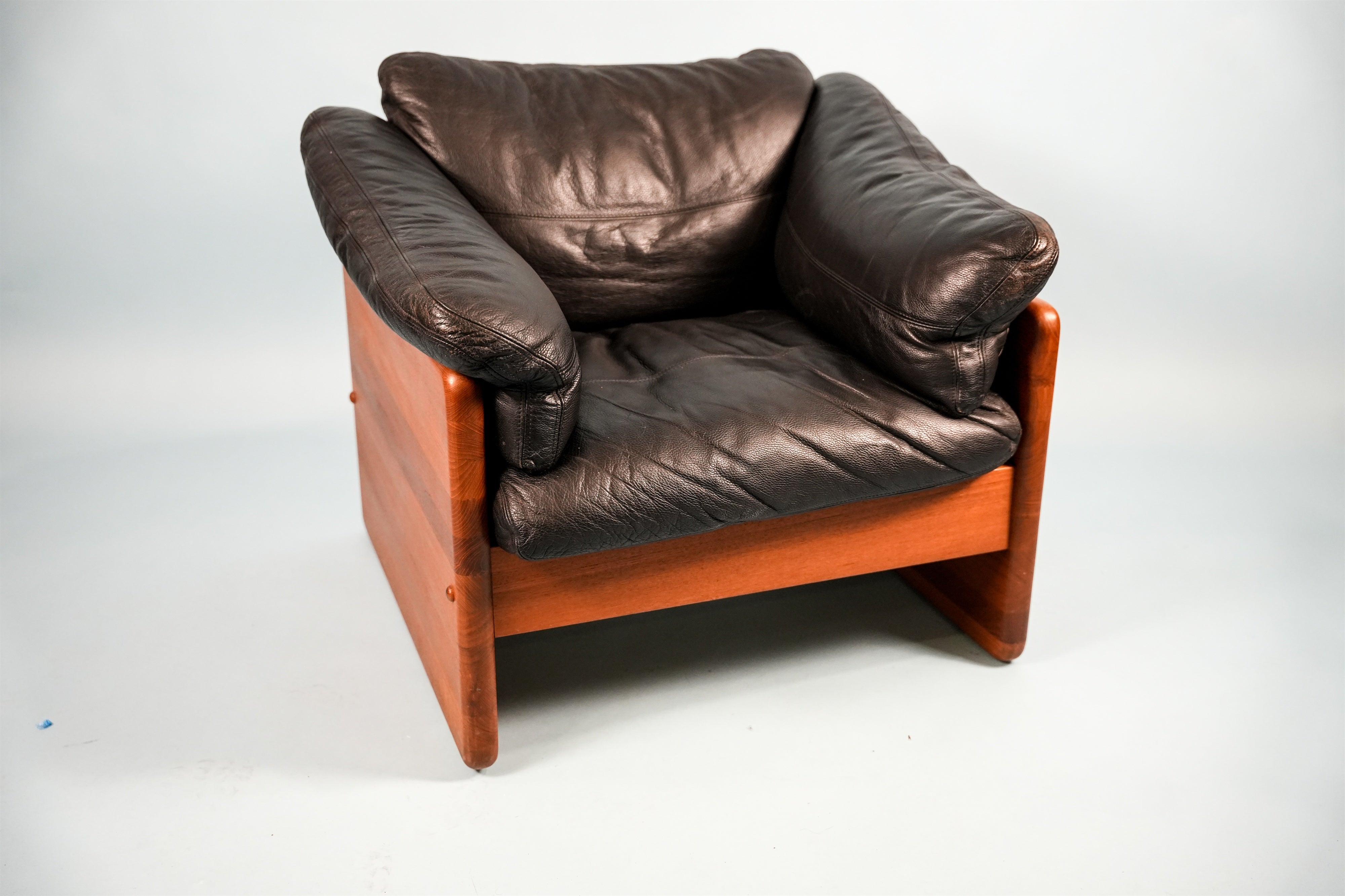 teak-black-leather-lounge-chair-04