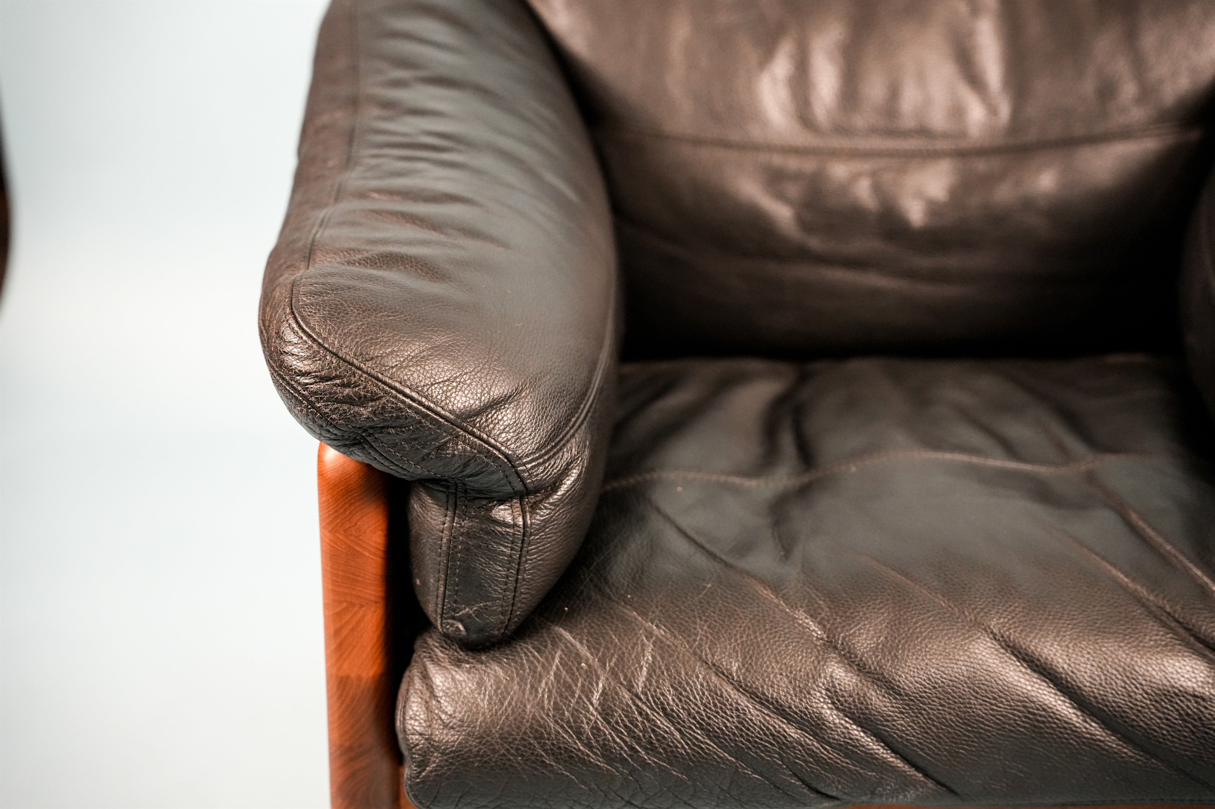 teak-black-leather-lounge-chair-06