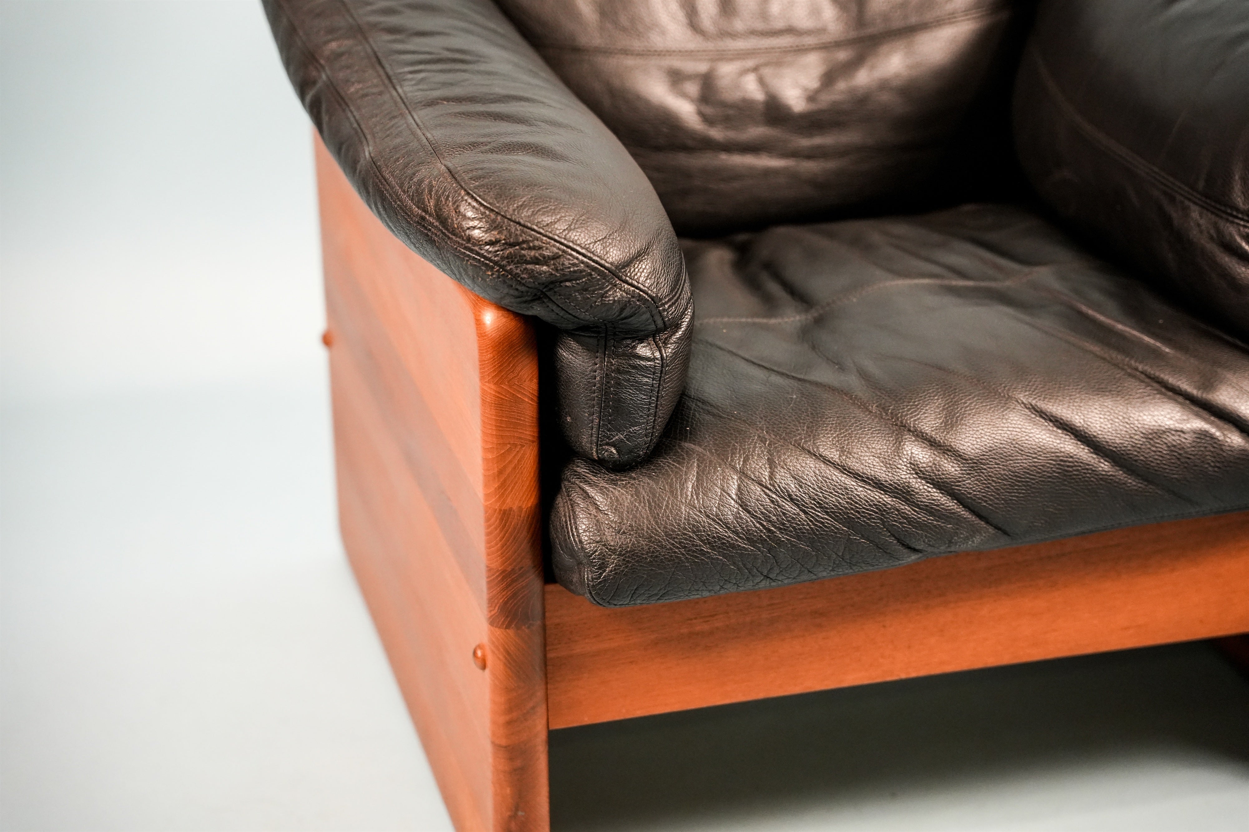 teak-black-leather-lounge-chair-07