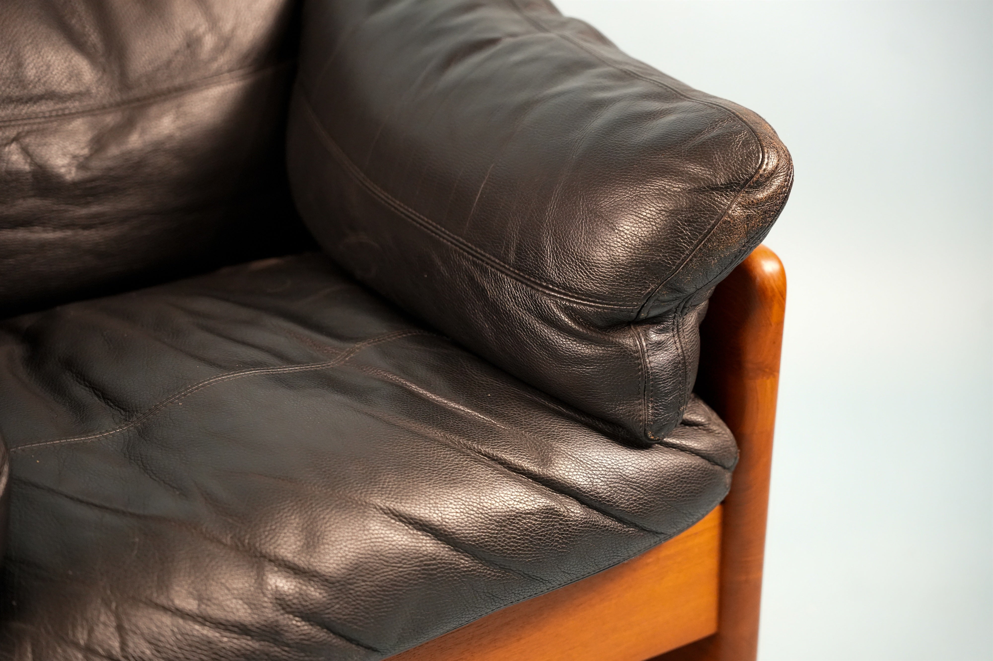 teak-black-leather-lounge-chair-08