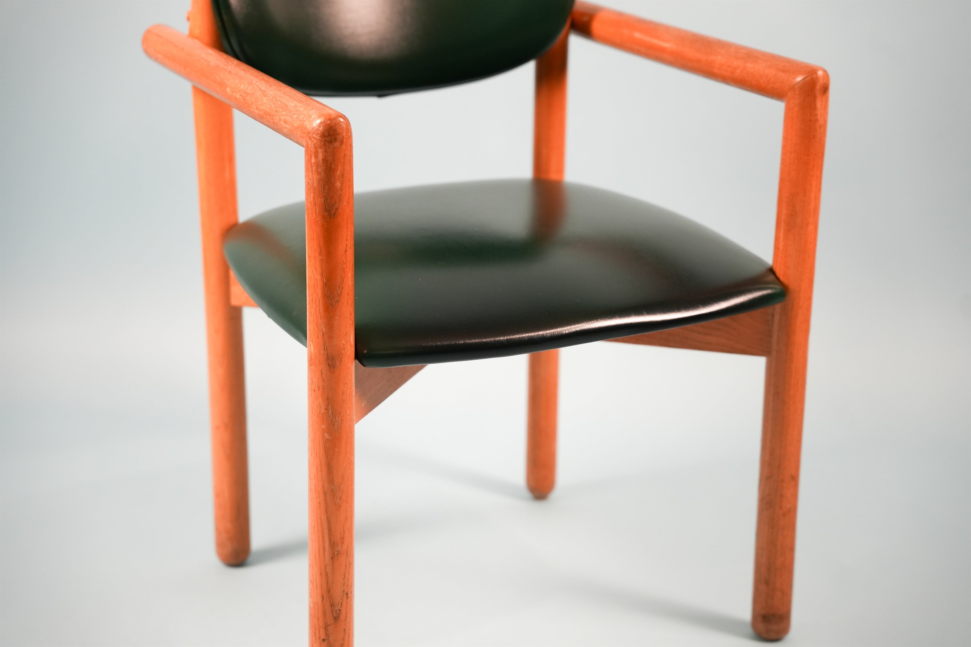 teak-leather-armchair-03